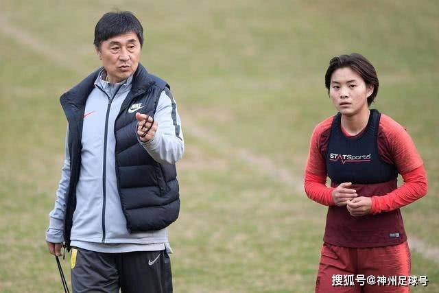 母亲将女儿的中秋礼物转送，女儿愤怒引发家庭对立