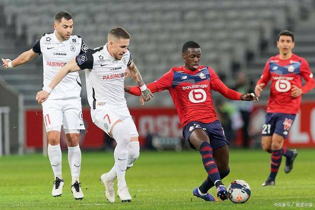 组图：贝克汉姆度假时遇到乔丹 两人开心拥抱